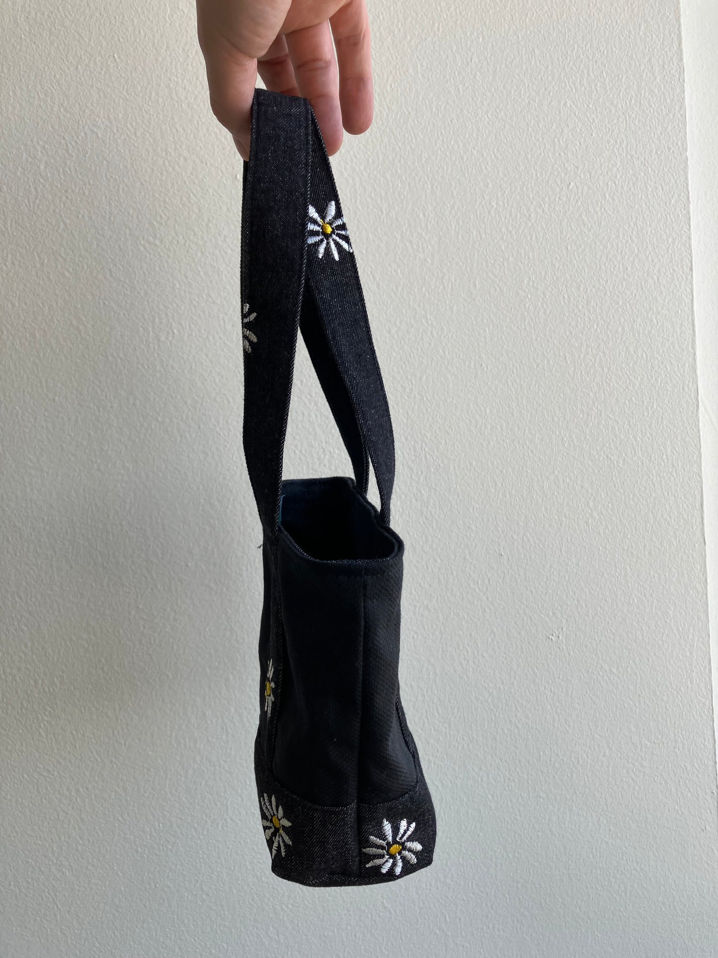 black daisy mini tote