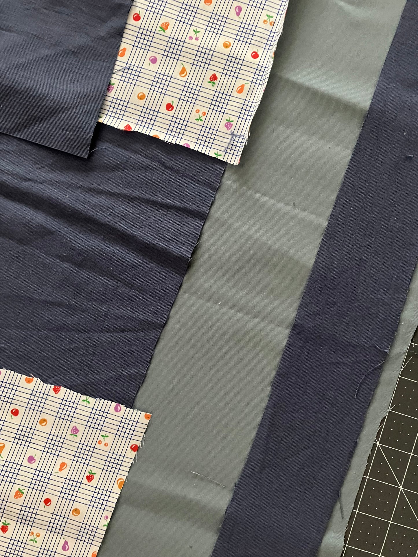 medium tote / fruit & blue