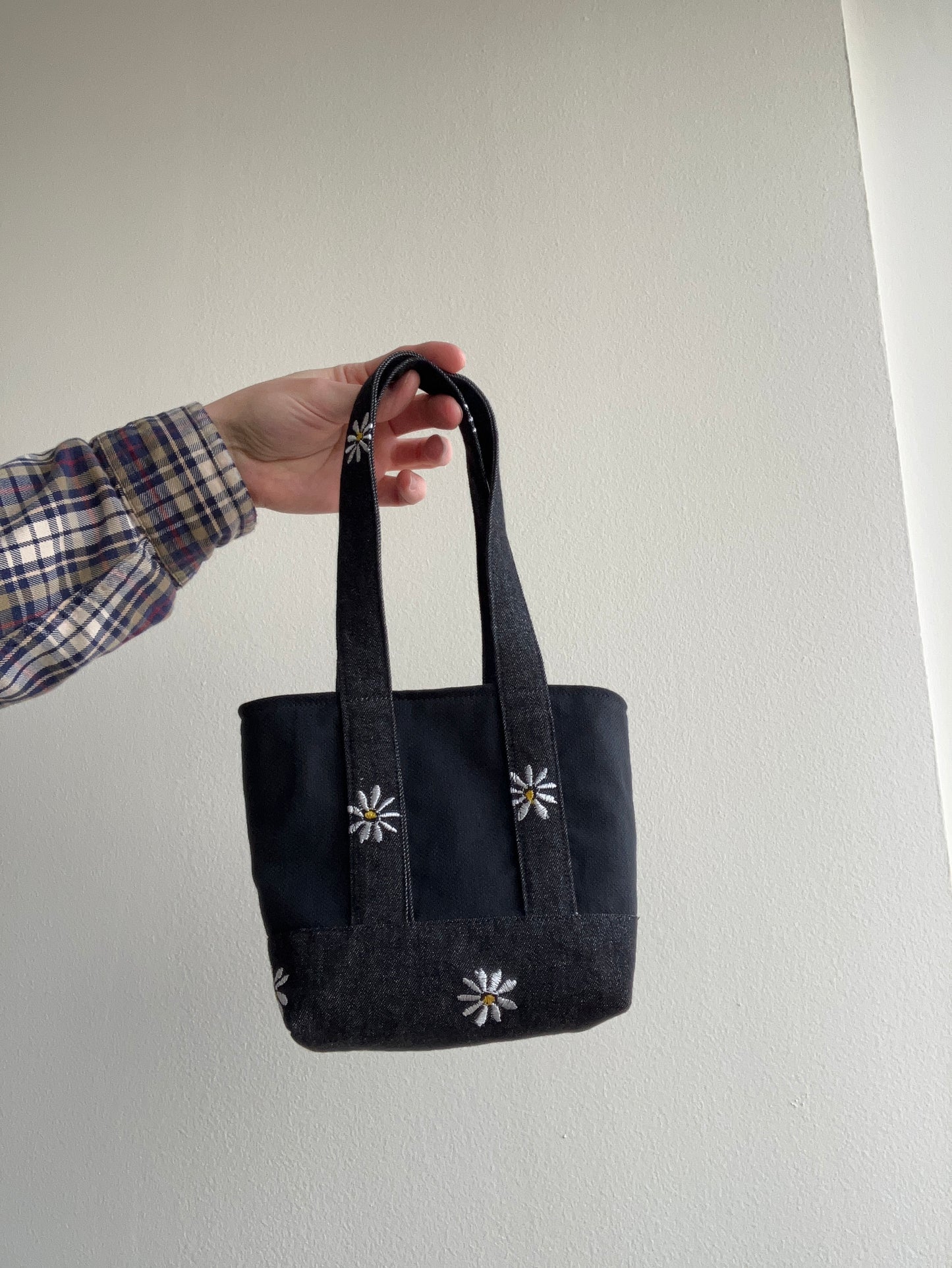 black daisy mini tote